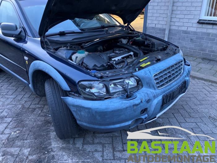 Volvo XC70 XC70 2.4 T 20V Skrotfordon (2000, BLAUW)