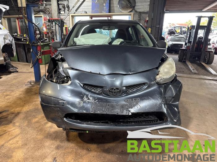 Toyota Aygo 1.0 12V VVT-i Skrotfordon (2007, GRIJS)
