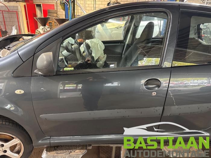 Toyota Aygo 1.0 12V VVT-i Skrotfordon (2007, GRIJS)