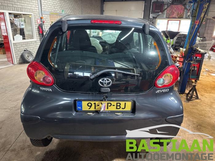 Toyota Aygo 1.0 12V VVT-i Skrotfordon (2007, GRIJS)
