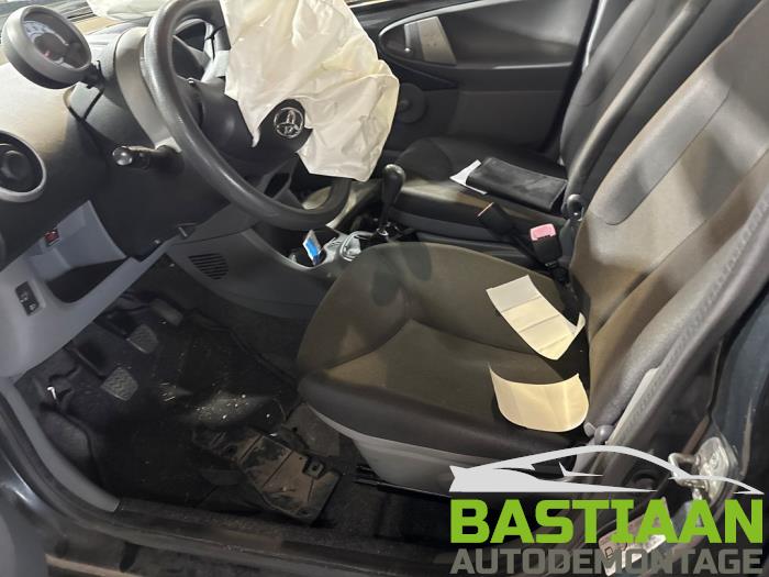 Toyota Aygo 1.0 12V VVT-i Skrotfordon (2007, GRIJS)