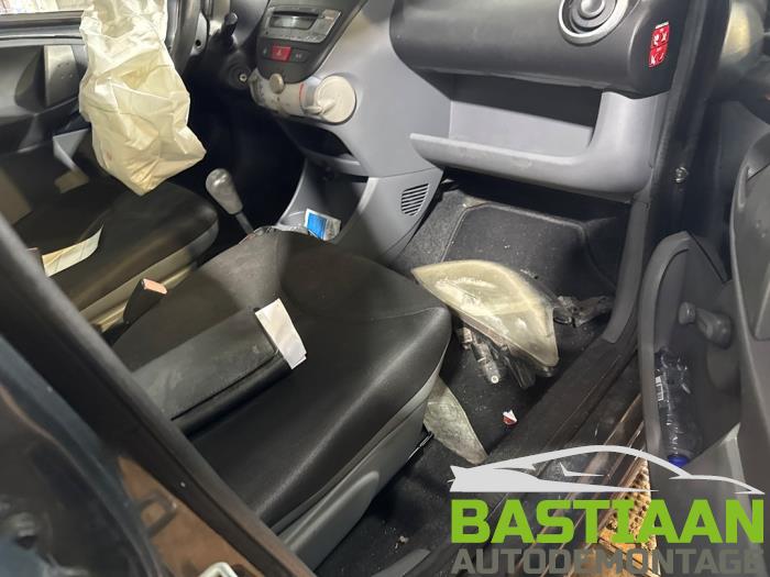 Toyota Aygo 1.0 12V VVT-i Skrotfordon (2007, GRIJS)