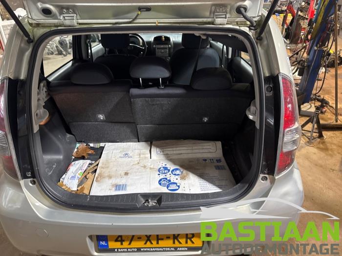 Daihatsu Sirion 2 1.0 12V DVVT Skrotfordon (2007, BEIGE)