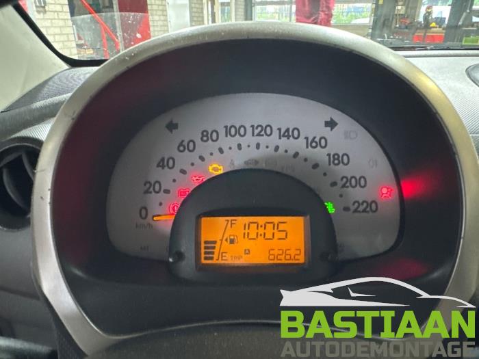 Daihatsu Sirion 2 1.0 12V DVVT Skrotfordon (2007, BEIGE)