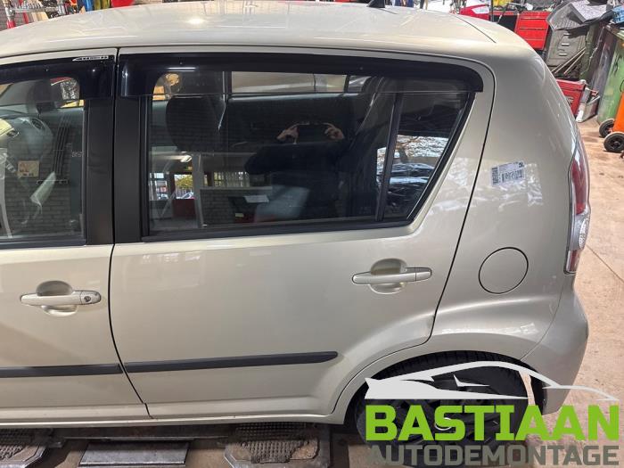 Daihatsu Sirion 2 1.0 12V DVVT Skrotfordon (2007, BEIGE)