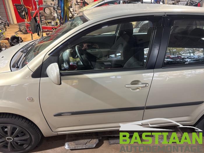 Daihatsu Sirion 2 1.0 12V DVVT Skrotfordon (2007, BEIGE)