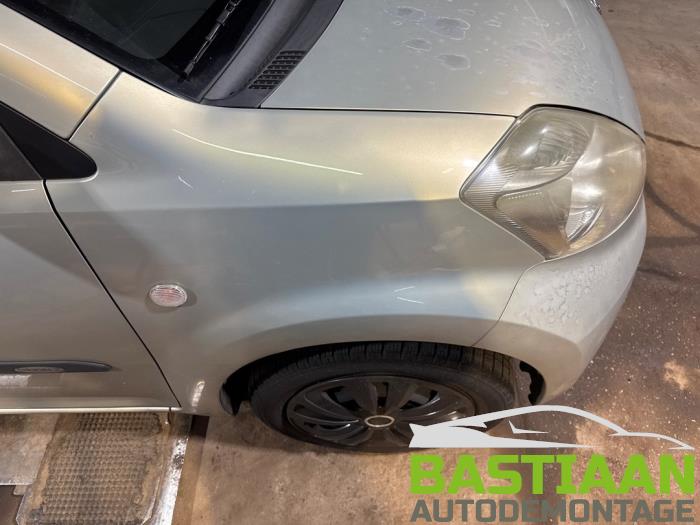 Daihatsu Sirion 2 1.0 12V DVVT Skrotfordon (2007, BEIGE)