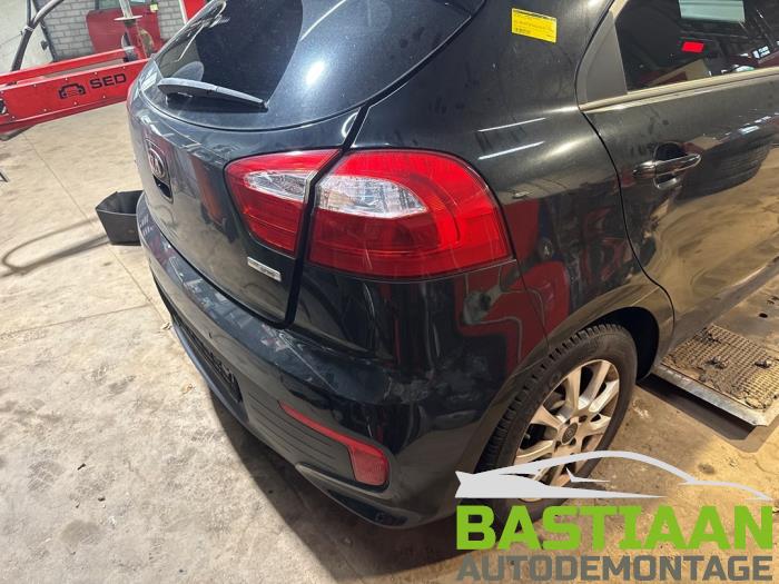 Kia Rio III 1.2 CVVT 16V Sloopvoertuig (2016, Zwart)