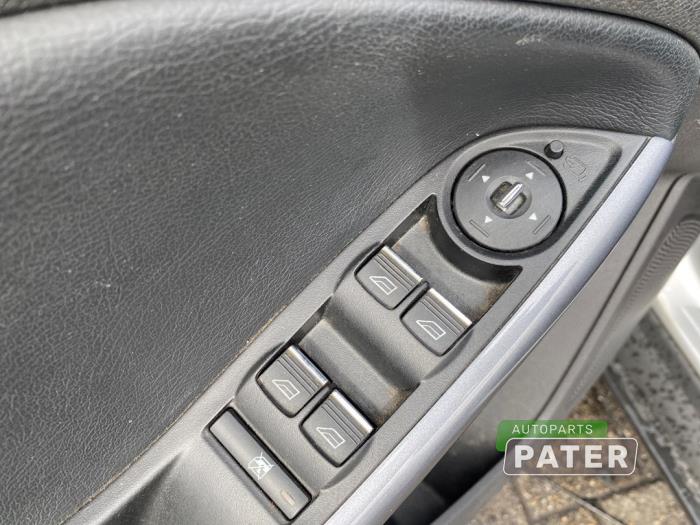 Ford Focus 3 Wagon 1.6 TDCi ECOnetic Skrotfordon (2013, GRIJS ZILVER)