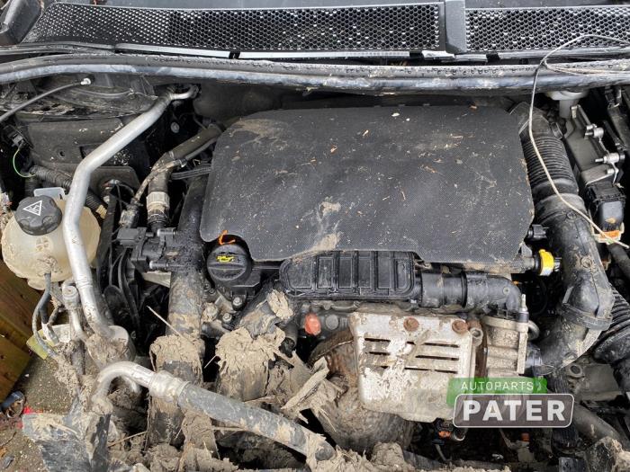 Peugeot 5008 II 1.2 12V e-THP PureTech 130 Sloopvoertuig (2017, Zwart)