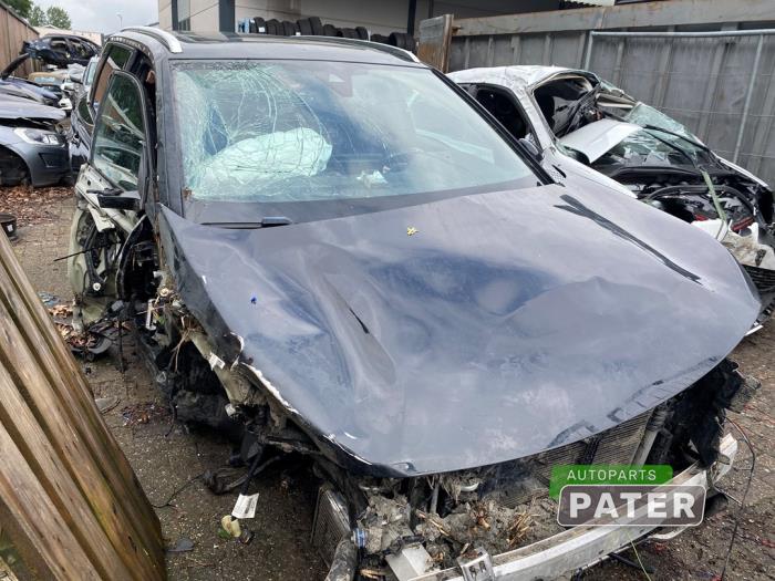 Peugeot 5008 II 1.2 12V e-THP PureTech 130 Sloopvoertuig (2017, Zwart)