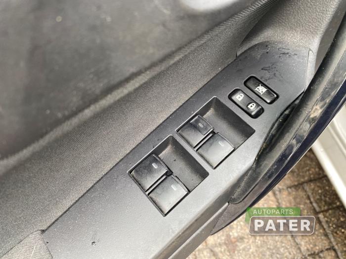 Toyota Auris 1.8 16V Hybrid Skrotfordon (2015, GRIJS)