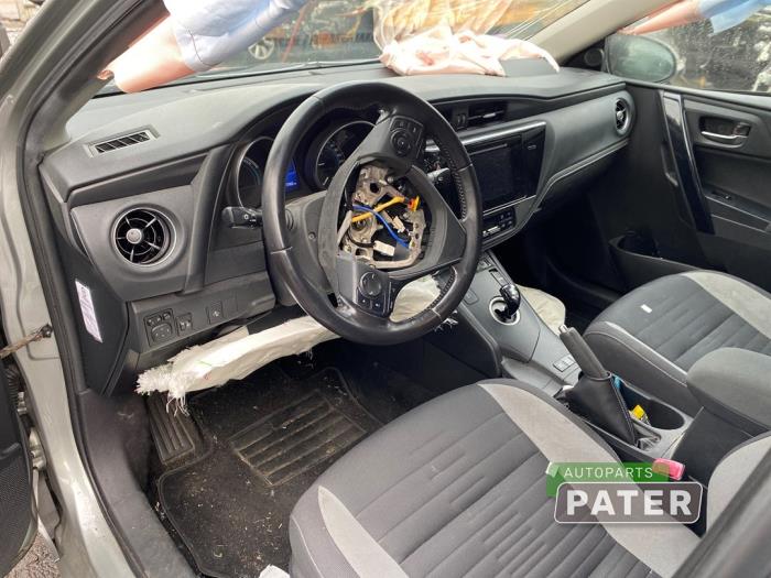 Toyota Auris 1.8 16V Hybrid Skrotfordon (2015, GRIJS)