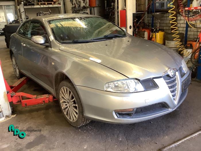 Alfa Romeo GT 1.9 JTD 16V Multijet Sloopvoertuig (2004, Grijs)
