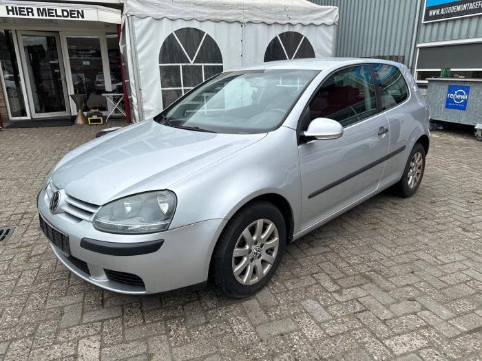 Volkswagen Golf V 1.4 FSI 16V Skrotfordon (2004, ZILVERGRIJS)