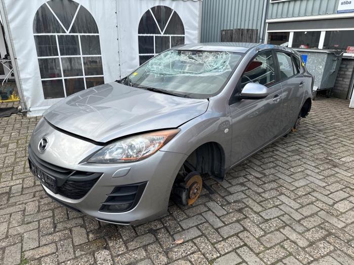 Mazda 3. Skrotfordon (2010, GRIJS)