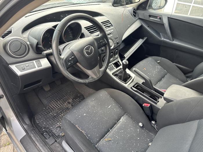 Mazda 3. Skrotfordon (2010, GRIJS)
