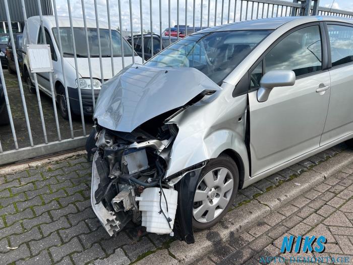 Toyota Corolla Verso 1.8 16V VVT-i Skrotfordon (2006, GRIJS)