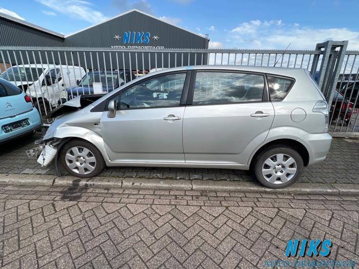 Toyota Corolla Verso 1.8 16V VVT-i Skrotfordon (2006, GRIJS)