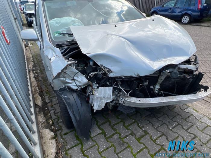 Toyota Corolla Verso 1.8 16V VVT-i Skrotfordon (2006, GRIJS)