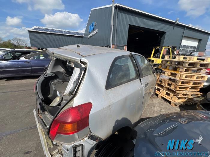 Toyota Yaris II 1.0 12V VVT-i Samochód złomowany (2010, Szary)