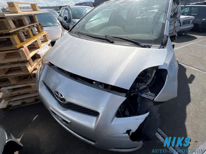 Toyota Yaris II 1.0 12V VVT-i Samochód złomowany (2010, Szary)