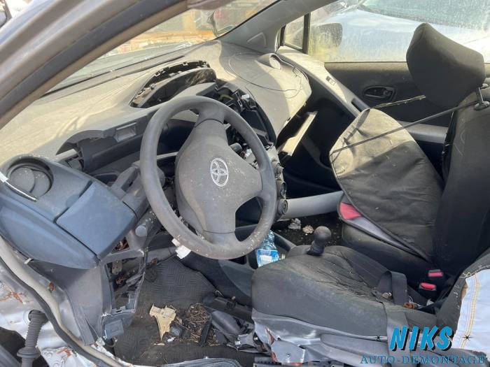 Toyota Yaris II 1.0 12V VVT-i Samochód złomowany (2010, Szary)