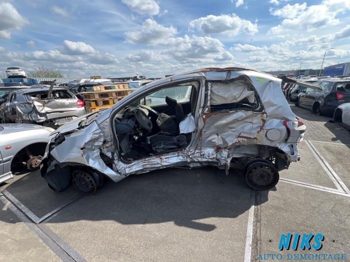 Toyota Yaris II 1.0 12V VVT-i Samochód złomowany (2010, Szary)