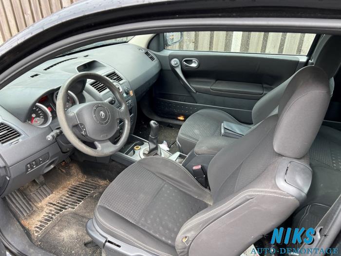 Renault Megane II 1.6 16V Skrotfordon (2006, ZWART)