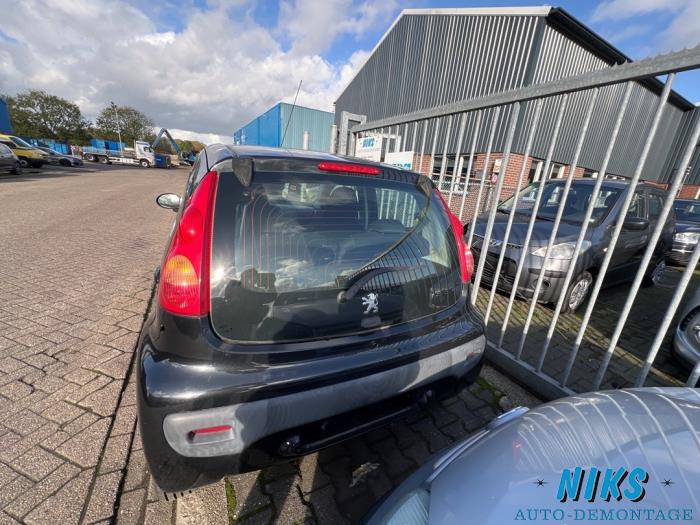 Peugeot 107 1.0 12V Skrotfordon (2009, ZWART)