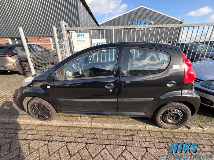 Peugeot 107 1.0 12V Skrotfordon (2009, ZWART)