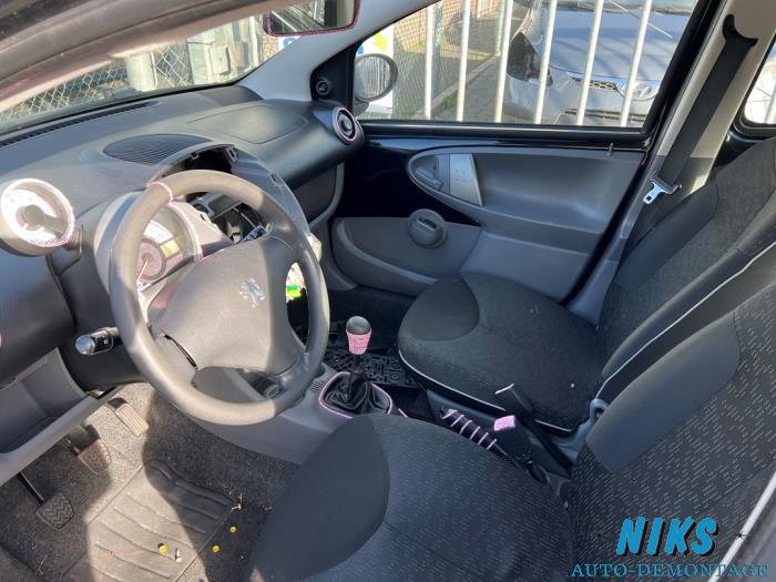 Peugeot 107 1.0 12V Skrotfordon (2009, ZWART)