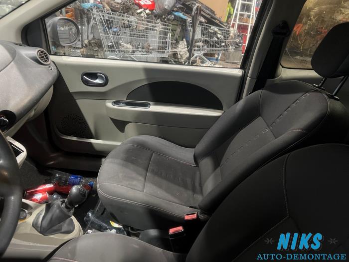 Renault Twingo II 1.2 16V Skrotfordon (2008, ZWART)