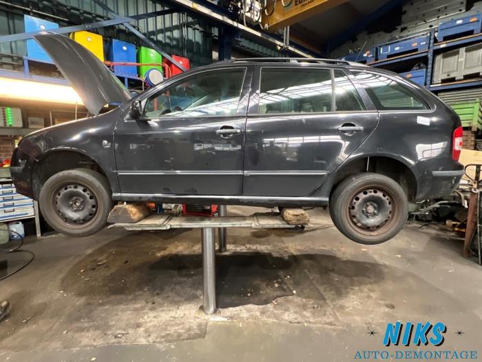 Skoda Fabia 1.4i 16V Skrotfordon (2006, ZWART)