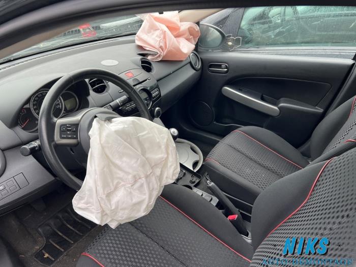 Mazda 2 1.3 16V MZR Samochód złomowany (2010, Ciemny, Szary)