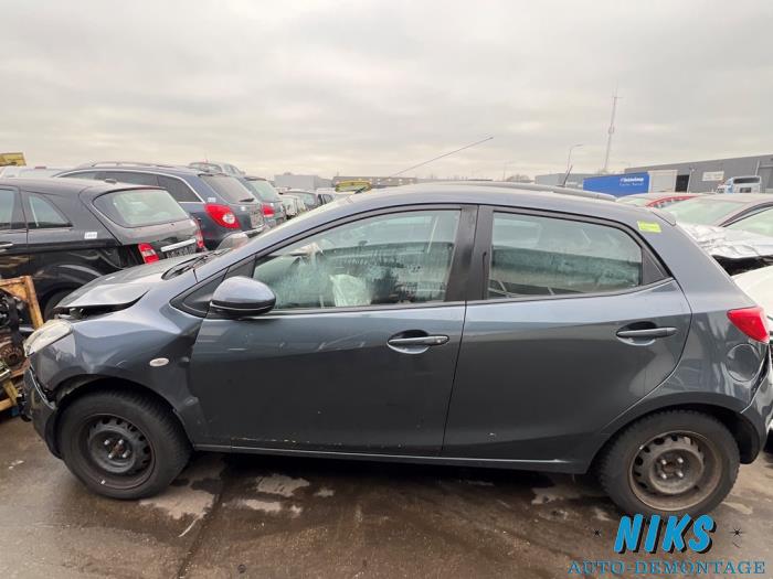 Mazda 2 1.3 16V MZR Samochód złomowany (2010, Ciemny, Szary)