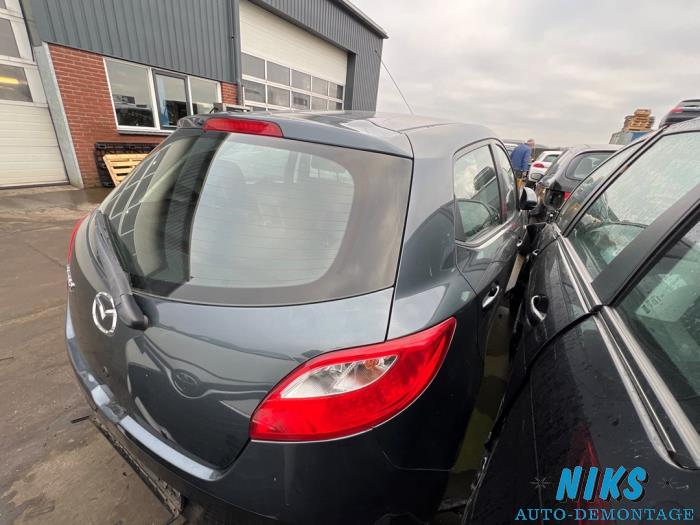 Mazda 2 1.3 16V MZR Samochód złomowany (2010, Ciemny, Szary)