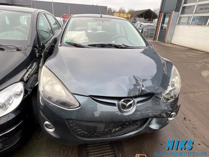 Mazda 2 1.3 16V MZR Samochód złomowany (2010, Ciemny, Szary)