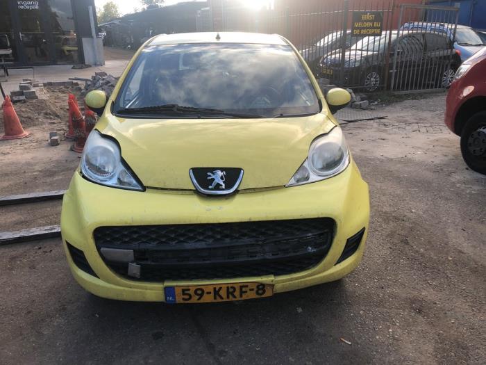 Peugeot 107 1.0 12V Skrotfordon (2010, GEEL)