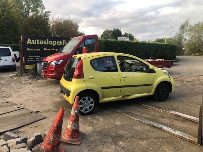 Peugeot 107 1.0 12V Skrotfordon (2010, GEEL)