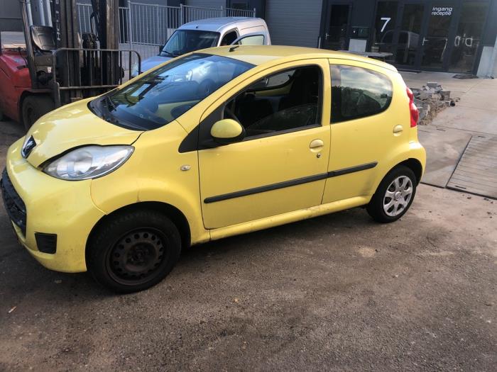 Peugeot 107 1.0 12V Skrotfordon (2010, GEEL)