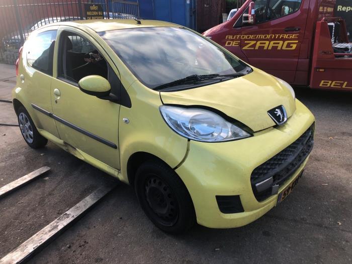 Peugeot 107 1.0 12V Skrotfordon (2010, GEEL)