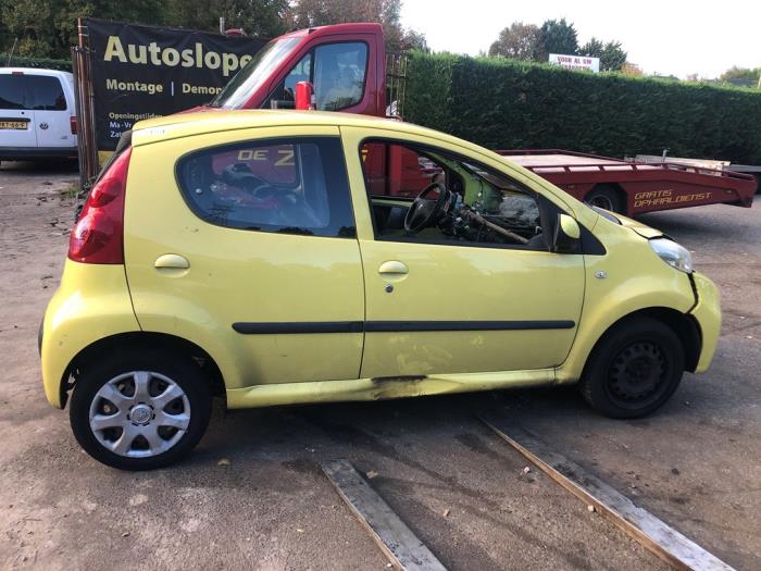Peugeot 107 1.0 12V Skrotfordon (2010, GEEL)