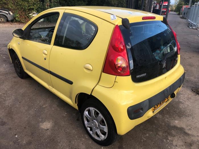 Peugeot 107 1.0 12V Skrotfordon (2010, GEEL)