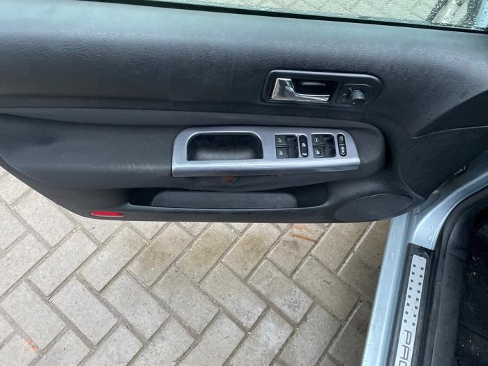 Volkswagen Golf IV 1.6 16V Samochód złomowany (2003, Niebieski)