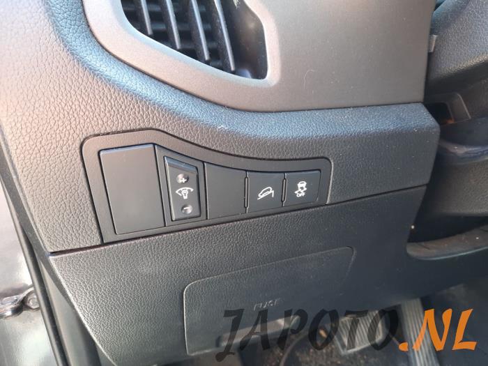 Kia Sportage 2.0 CVVT 16V 4x2 Sloopvoertuig (2012, Grijs)