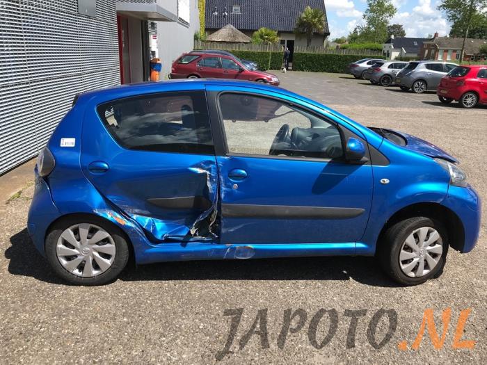 Toyota Aygo 1.0 12V VVT-i Skrotfordon (2013, BLAUW)