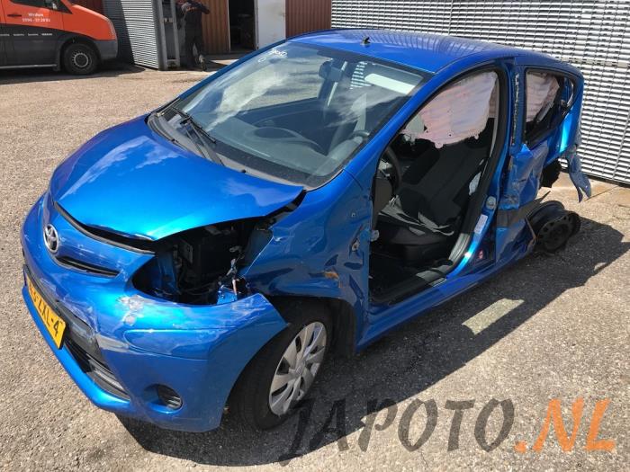 Toyota Aygo 1.0 12V VVT-i Skrotfordon (2013, BLAUW)