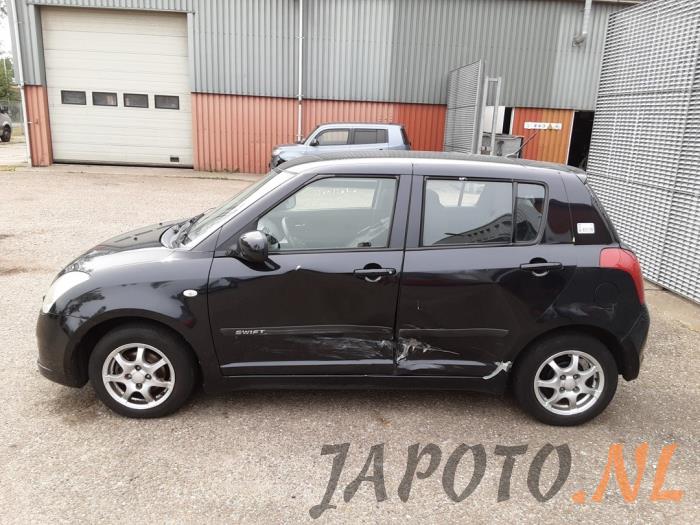 Suzuki Swift 1.3 VVT 16V Skrotfordon (2006, ZWART)