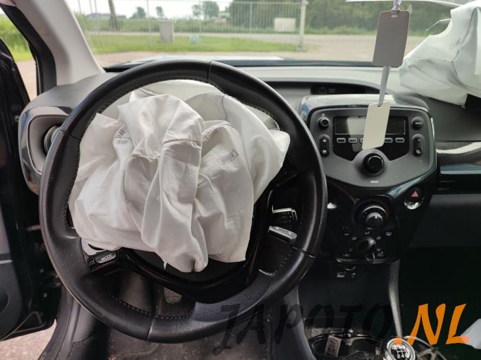 Toyota Aygo 1.0 12V VVT-i Samochód złomowany (2015, Czarny)